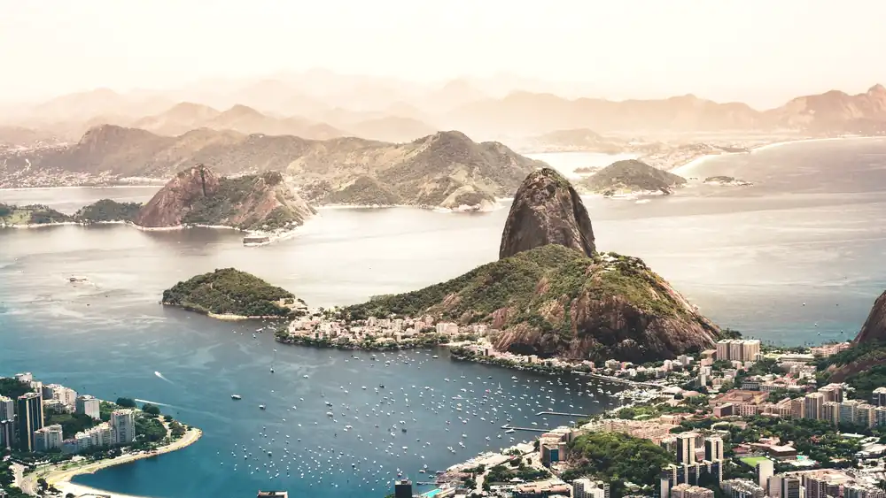 Vista aérea de la bahía de Río de Janeiro con el Pan de Azúcar