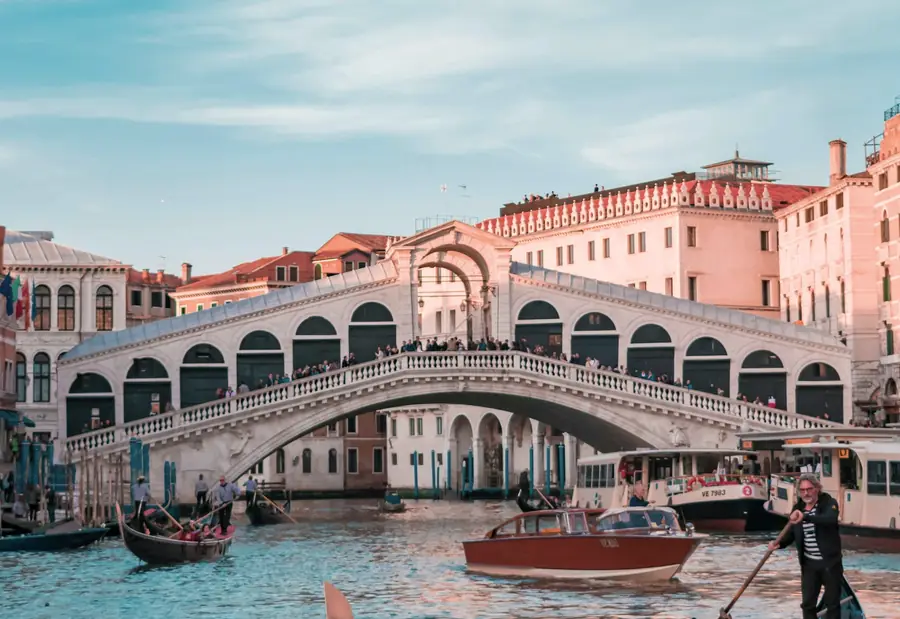 Canal europeo con embarcaciones tradicionales y arquitectura histórica